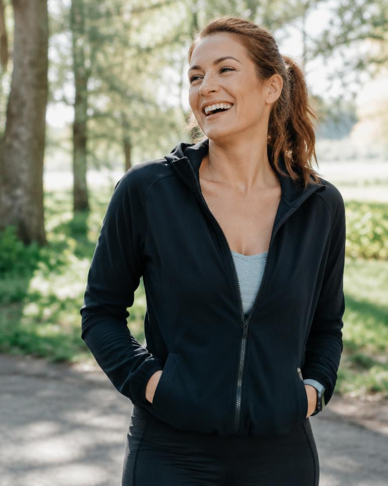 Spreker lacht tijdens een wandeling in het park
